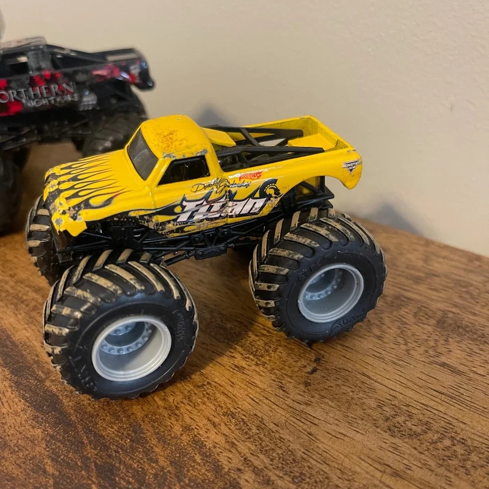 Hot Wheels 1:64 Monster Jam Trucks Multi Northern Nightmare Titan Nessie